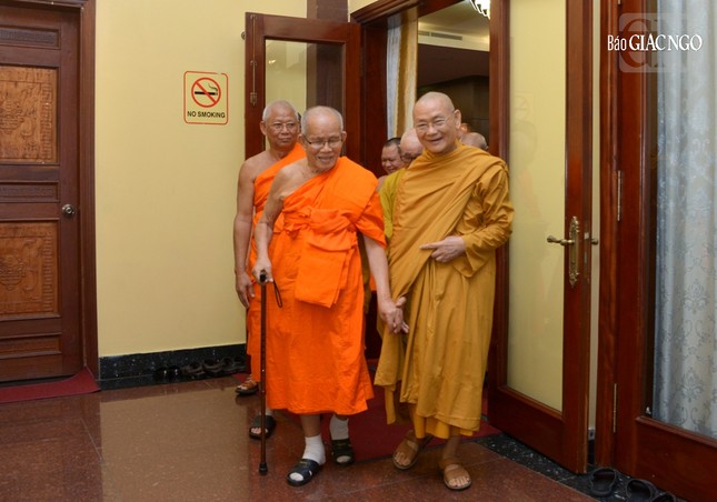 Trưởng lão Hòa thượng Viên Minh tiễn chân phái đoàn Trưởng lão Hòa thượng Viên Minh tiễn chân phái đoàn