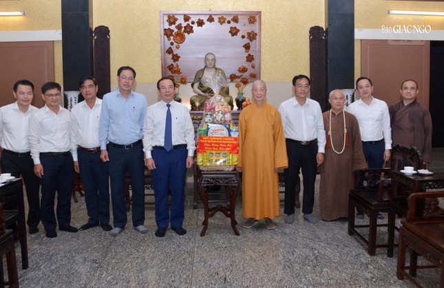 Tặng quà lưu niệm của lãnh đạo TP.HCM đến Đức Pháp chủ GHPGVN Tặng quà lưu niệm của lãnh đạo TP.HCM đến Đức Pháp chủ GHPGVN