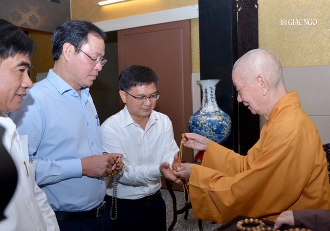 Tặng chuỗi hạt đến quý vị lãnh đạo cùng đi trong phái đoàn Tặng chuỗi hạt đến quý vị lãnh đạo cùng đi trong phái đoàn