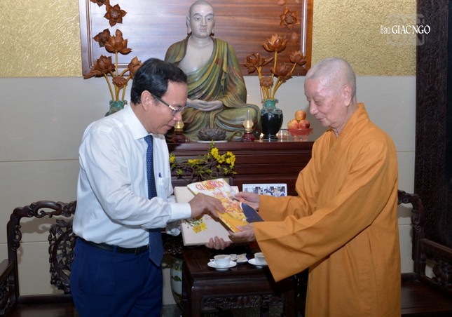 Đức Pháp chủ tặng giai phẩm Giác Ngộ số đặc biệt, lịch Xuân Quý Mão... Đức Pháp chủ tặng giai phẩm Giác Ngộ số đặc biệt, lịch Xuân Quý Mão...