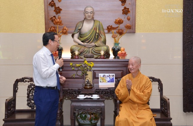 Bí thư Thành ủy thông tin đến Đức Pháp chủ về những thành tựu của TP.HCM trong năm qua Bí thư Thành ủy thông tin đến Đức Pháp chủ về những thành tựu của TP.HCM trong năm qua