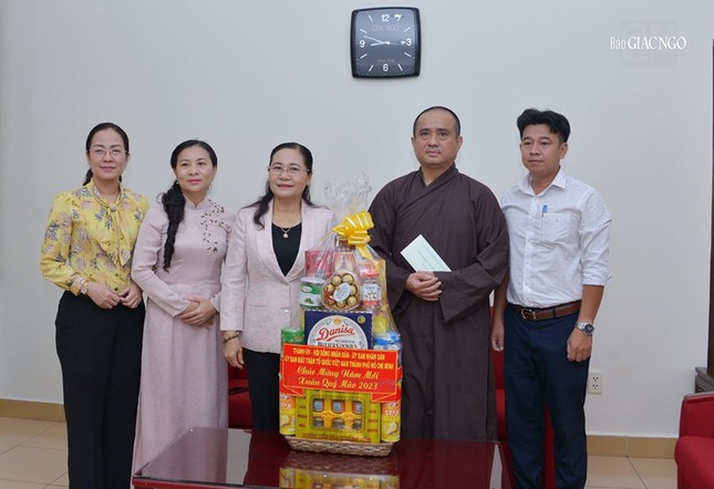 Tặng quà Tết của lãnh đạo TP.HCM đến Báo Giác Ngộ