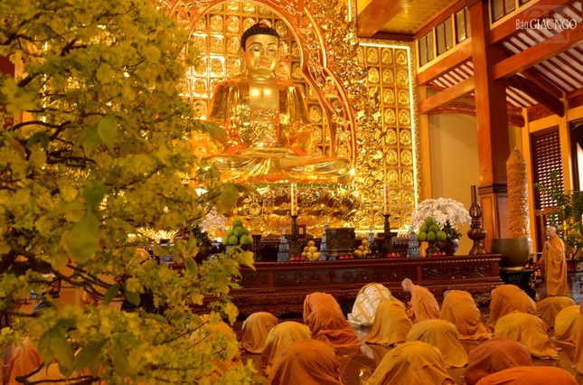 Niêm hương, đảnh lễ Tam thân Phật và chư Đại Bồ-tát