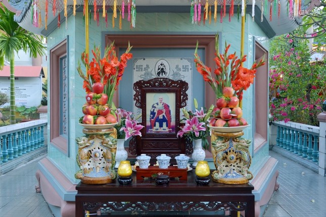 Di ảnh Đại lão Hòa thượng Thích Đạt Thanh tại bảo tháp trong khuôn viên tổ đình Long Quang