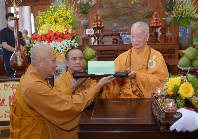 Đức Pháp chủ sách tấn môn phong, ủy thác Hòa thượng Thích Huệ Thông, pháp tôn của Đại lão Hòa thượng Thích Đạt Thanh đứng ra hộ trì tổ đình - di tích liên quan tới Đức Đệ nhất Pháp chủ Giáo hội Tăng-già Nam Việt và đích thân trao cúng tịnh tài hỗ trợ tôn tạo, bảo tồn ngôi tổ đình Long Quang