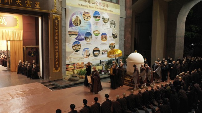 Thỉnh kim quan đến lầu Vân Cư, nơi sẽ diễn ra tang lễ chính thức