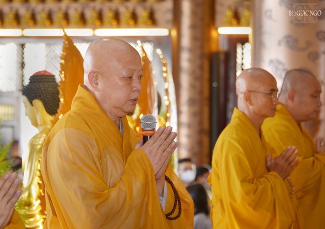 Hòa thượng Thích Lệ Trang dẫn lễ