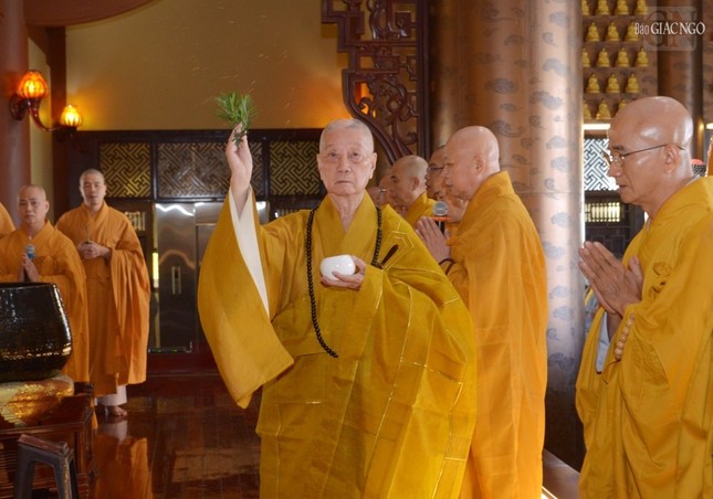 Thực hiện nghi thức sái tịnh đàn tràng