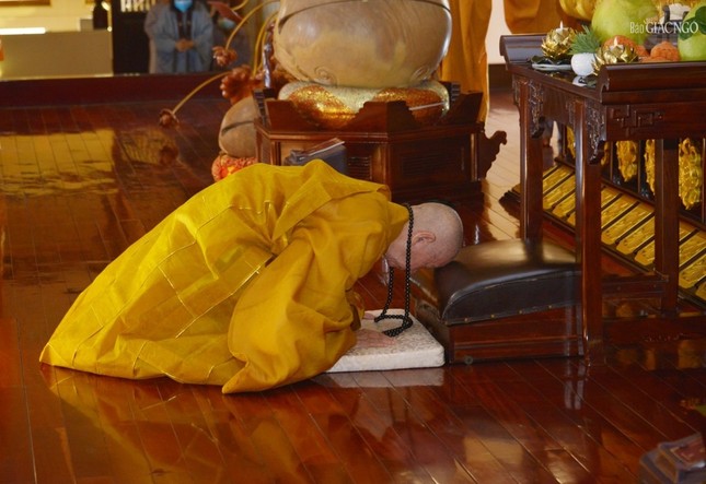 Trưởng lão Hòa thượng Thích Trí Quảng đảnh lễ Tam bảo