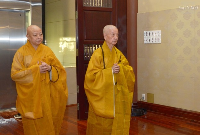 Trưởng lão Hòa thượng phương trượng chùa Huê Nghiêm quang lâm chứng minh pháp sự