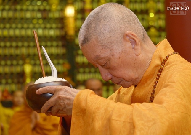 Dâng phạn thực cúng dường