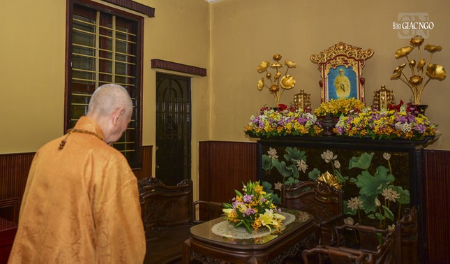 Trước hương án Trưởng lão Hòa thượng Thích Thiện Hòa