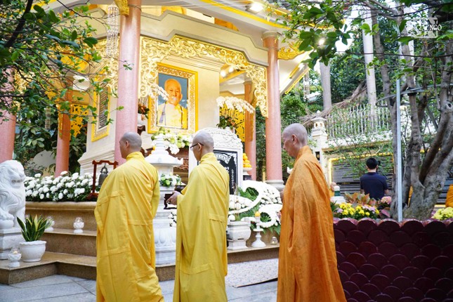 Đức Pháp chủ hữu nhiễu bảo tháp Phù Thi tưởng niệm Đại lão Hòa thượng Thích Trí Tịnh Đức Pháp chủ hữu nhiễu bảo tháp Phù Thi tưởng niệm Đại lão Hòa thượng Thích Trí Tịnh