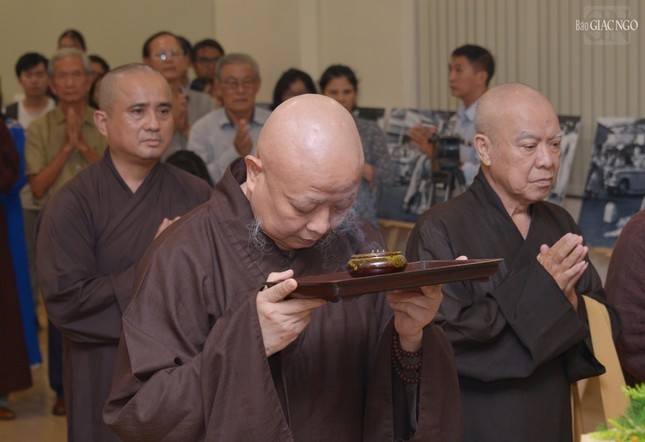 Dâng trầm tưởng niệm Dâng trầm tưởng niệm