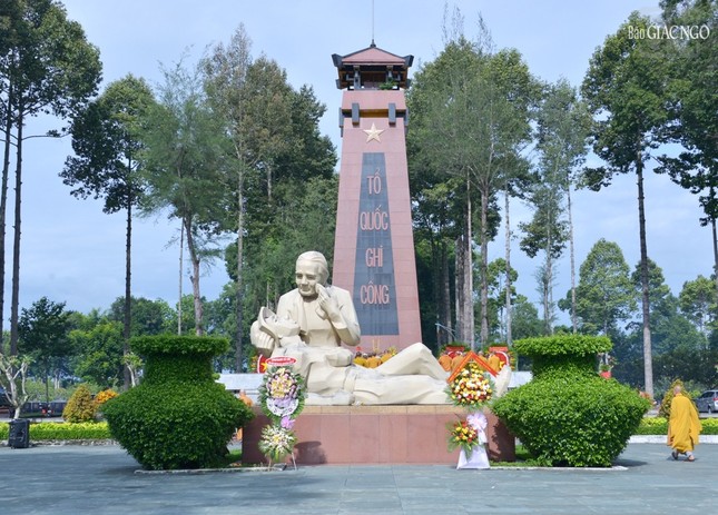 Đài tưởng niệm trung tâm tại Nghĩa trang liệt sĩ H.Củ Chi