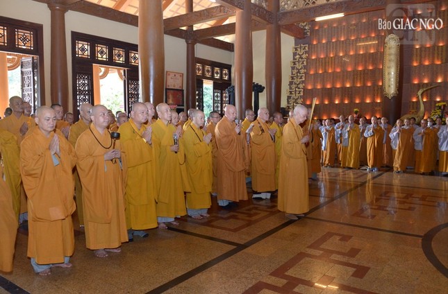 Đức Pháp chủ GHPGVN và chư Tăng Ni tưởng niệm tại chính điện Đền Bến Dược