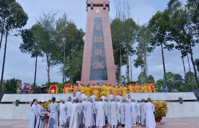 Trong kháng chiến, Củ Chi được biết tới với danh hiệu “Đất thép thành đồng”, nhiều người con ưu tú đã chiến đấu và hy sinh