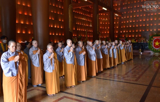 Chư Ni cung đón và tham dự cầu nguyện