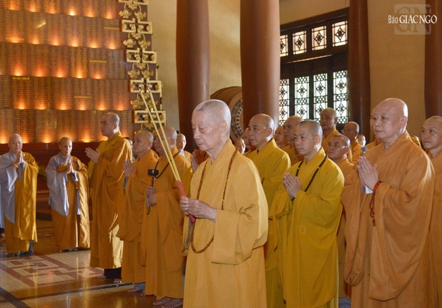 Đức Pháp chủ và chư Tăng Ni cùng thực hiện nghi thức cầu nguyện, chúc thực truyền thống Phật giáo Việt Nam
