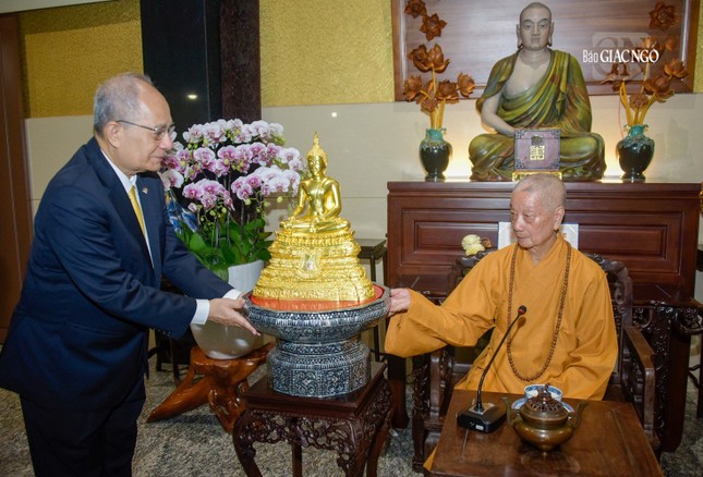 Cúng dường tôn tượng Đức Phật đến Đức Pháp chủ Cúng dường tôn tượng Đức Phật đến Đức Pháp chủ