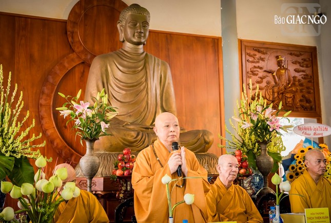 Hòa thượng Thích Lệ Trang có lời sách tấn Đại đức tân trụ trì cùng Tăng chúng và Phật tử chùa Long Quang