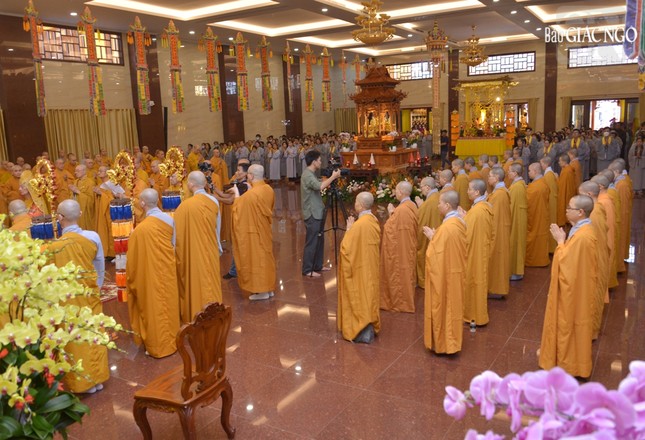 "Sức thiêng Tam bảo nguyện gia trì..." "Sức thiêng Tam bảo nguyện gia trì..."