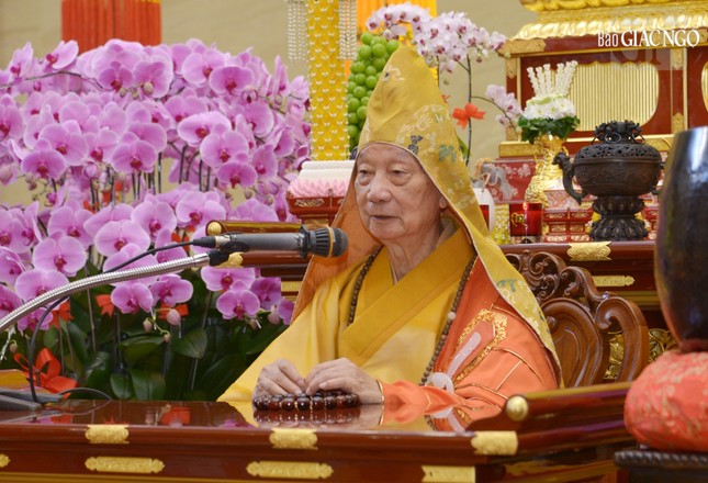 "Tâm đau khổ làm cho thân bệnh hoạn và ngược lại. Khi sự đau khổ đến chỗ tột cùng thì đó chính là địa ngục. Nếu nhận biết được và thực tập các pháp của Đức Phật dạy, chúng sanh có thể thoát khỏi những địa ngục ấy", Đức Pháp chủ nhấn mạnh. "Tâm đau khổ làm cho thân bệnh hoạn và ngược lại. Khi sự đau khổ đến chỗ tột cùng thì đó chính là địa ngục. Nếu nhận biết được và thực tập các pháp của Đức Phật dạy, chúng sanh có thể thoát khỏi những địa ngục ấy", Đức Pháp chủ nhấn mạnh.