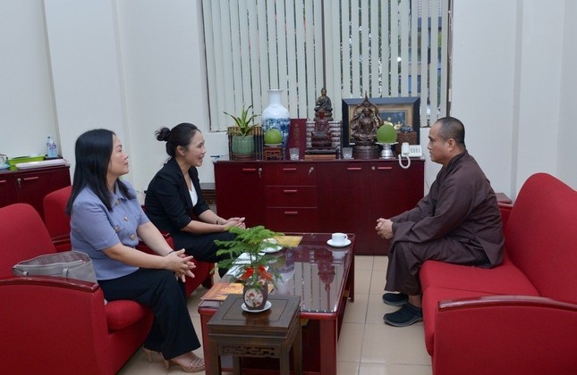 Thượng tọa Thích Tâm Hải, Tổng Biên tập tiếp bà Trần Thị Minh Nga, Phó Trưởng ban Tôn giáo Chính phủ thăm, chúc mừng Báo Giác Ngộ nhân mùa Vu lan Phật lịch 2567 - Ảnh: Bảo Toàn Thượng tọa Thích Tâm Hải, Tổng Biên tập tiếp bà Trần Thị Minh Nga, Phó Trưởng ban Tôn giáo Chính phủ thăm, chúc mừng Báo Giác Ngộ nhân mùa Vu lan Phật lịch 2567 - Ảnh: Bảo Toàn