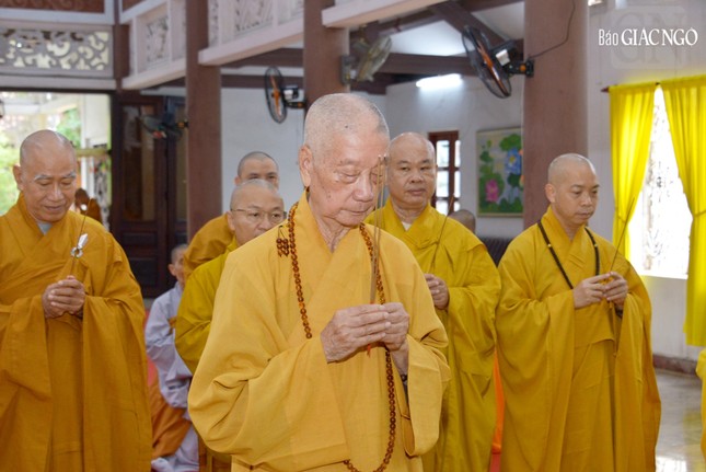 Đức Pháp chủ dâng hương tưởng niệm bậc thầy của nhiều thế hệ Tăng Ni Đức Pháp chủ dâng hương tưởng niệm bậc thầy của nhiều thế hệ Tăng Ni