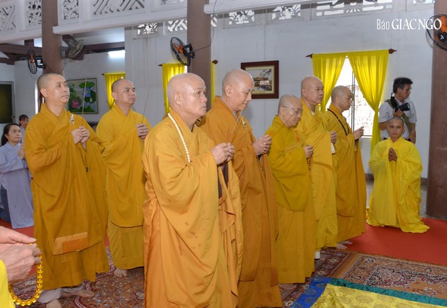 Chư tôn đức Hội đồng Điều hành Học viện Phật giáo VN tháp tùng Đức Pháp chủ Chư tôn đức Hội đồng Điều hành Học viện Phật giáo VN tháp tùng Đức Pháp chủ