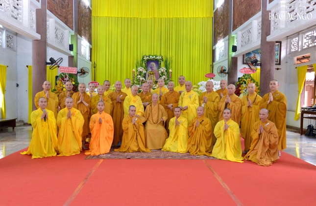 Chụp ảnh lưu niệm cùng chư Tăng trú xứ thiền viện Vạn Hạnh Chụp ảnh lưu niệm cùng chư Tăng trú xứ thiền viện Vạn Hạnh