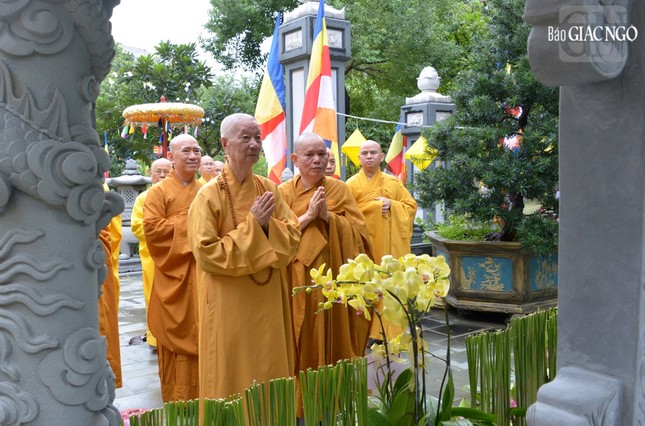 Đức Pháp chủ trước văn bia tưởng niệm tại bảo tháp Pháp Lạc - nơi lưu giữ nhục thân Trưởng lão Hòa thượng Thích Minh Châu Đức Pháp chủ trước văn bia tưởng niệm tại bảo tháp Pháp Lạc - nơi lưu giữ nhục thân Trưởng lão Hòa thượng Thích Minh Châu