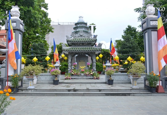 Bảo tháp Pháp Lạc tọa lạc trong khuôn viên thiền viện Vạn Hạnh Bảo tháp Pháp Lạc tọa lạc trong khuôn viên thiền viện Vạn Hạnh