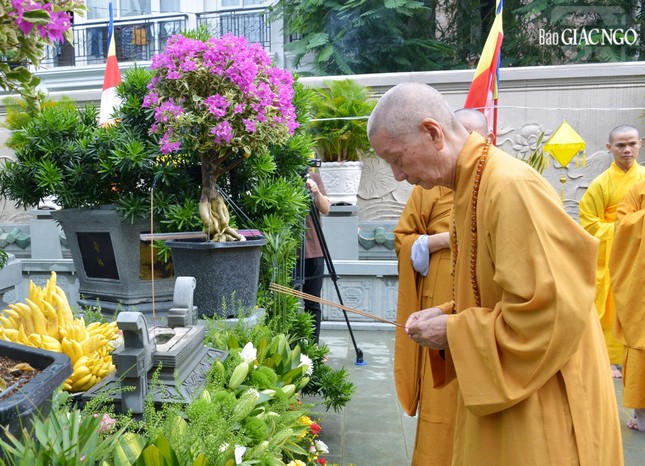 Đức Pháp chủ dâng hương tưởng niệm và hữu nhiễu bảo tháp Đức Pháp chủ dâng hương tưởng niệm và hữu nhiễu bảo tháp