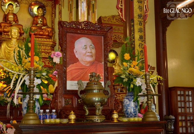 Hương án Trưởng lão Hòa thượng tôn trí tại chánh điện thiền viện Vạn Hạnh Hương án Trưởng lão Hòa thượng tôn trí tại chánh điện thiền viện Vạn Hạnh