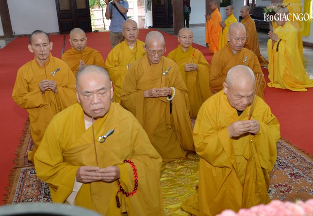 Hòa thượng Chủ tịch cùng chư vị giáo phẩm trong phái đoàn Hội đồng Trị sự dâng hương tưởng niệm Hòa thượng Chủ tịch cùng chư vị giáo phẩm trong phái đoàn Hội đồng Trị sự dâng hương tưởng niệm