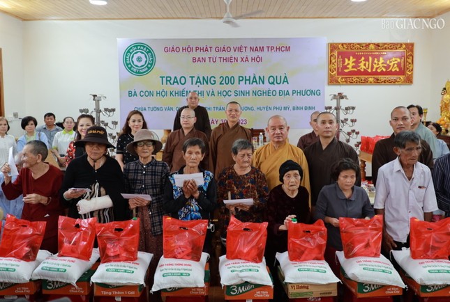 Trao tặng phần quà hỗ trợ đến bà con khiếm thị có hoàn cảnh khó khăn tại địa phương Trao tặng phần quà hỗ trợ đến bà con khiếm thị có hoàn cảnh khó khăn tại địa phương