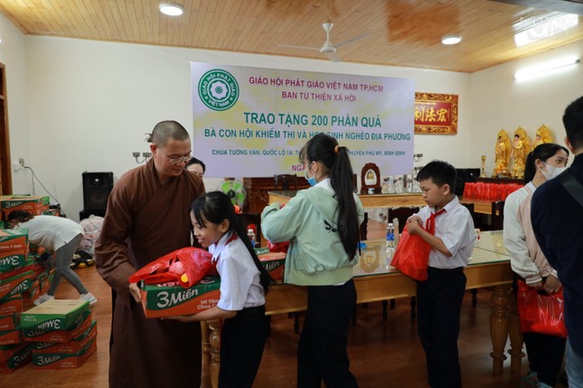 Mỗi phần quà gồm gạo, mì, nhu yếu phẩm và một phần hiện kim Mỗi phần quà gồm gạo, mì, nhu yếu phẩm và một phần hiện kim