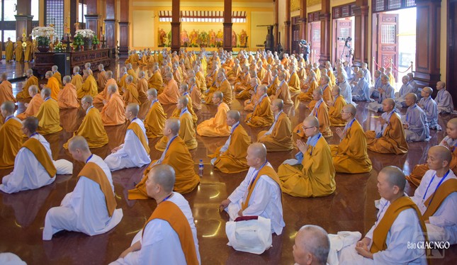 Giới tử chí thành lắng nghe lời giáo giới của Đức Pháp chủ