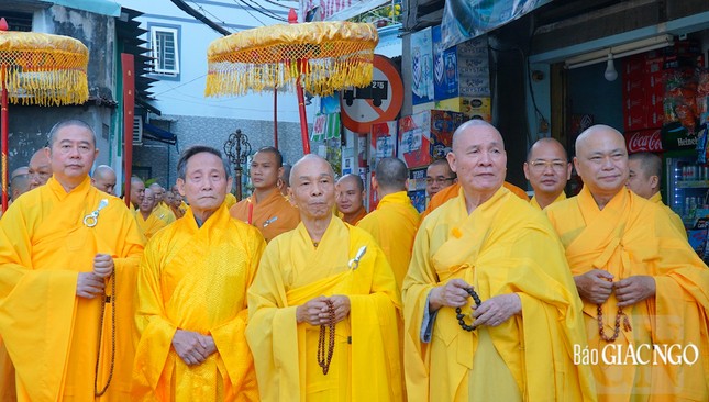 Hòa thượng Thích Nguyên Giác, Giáo sư Lê Mạnh Thát cùng chư Tăng ra tận đường đón Giác linh Hòa thượng Thích Tuệ Sỹ trở về Quảng Hương Già Lam