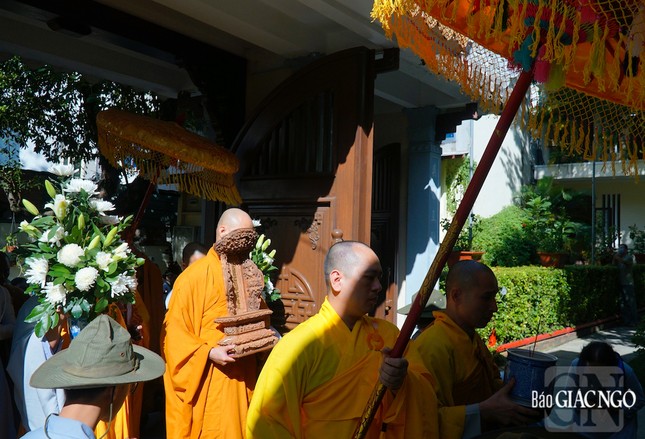 Linh mô Hòa thượng đi qua cổng tam quan Quảng Hương Già Lam, dấu tích còn lại của cơ sở Phật học viện Trung phần tại Sài Gòn