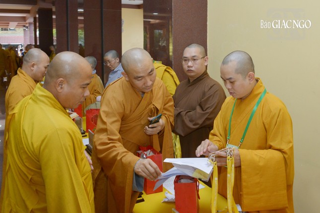 Chư Tăng Ni tham dự khóa Bồi dưỡng trụ trì được phân bố danh sách theo quận, huyện để nhận thẻ ra vào