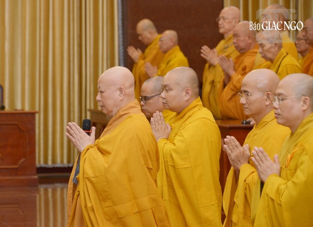 Hòa thượng Thích Lệ Trang cùng chư tôn đức Ban Thư ký dâng lời tác bạch