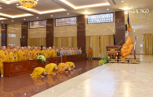 Đại chúng nhất tâm cung thỉnh Đức Pháp chủ có lời giáo giới