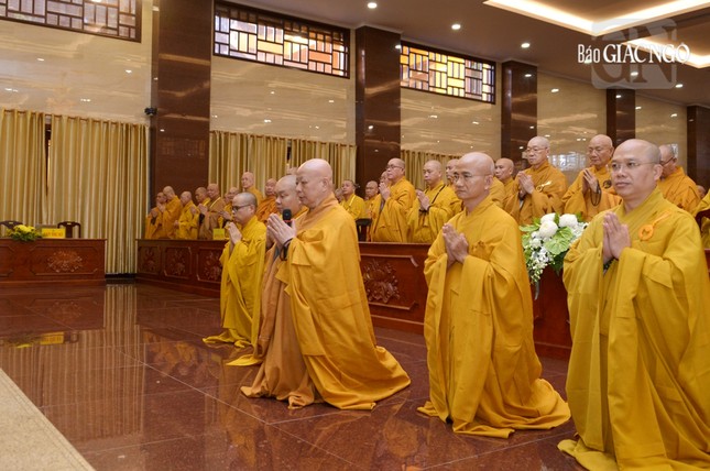 Chư tôn đức đảnh lễ niệm ân và nguyện y giáo phụng hành