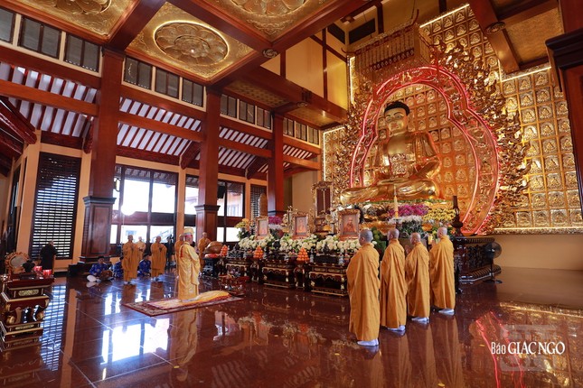 Chư tôn đức Ban Kinh sư Phật giáo miền Trung cử hành nghi thức Phổ Phật cúng ngọ Chư tôn đức Ban Kinh sư Phật giáo miền Trung cử hành nghi thức Phổ Phật cúng ngọ