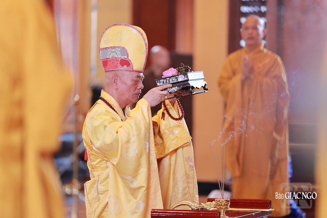 "Phụng hiến Thượng sư Tam bảo tôn. Duy nguyện từ bi ai nạp thọ" "Phụng hiến Thượng sư Tam bảo tôn. Duy nguyện từ bi ai nạp thọ"