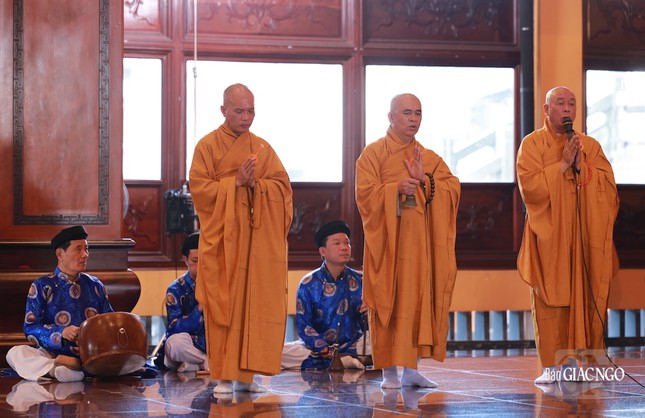 Khóa lễ Phổ Phật cúng ngọ được cử hành theo nghi thức đã được lưu giữ từ trăm năm qua trong các tổ đình, tự viện trên đất Cố đô Khóa lễ Phổ Phật cúng ngọ được cử hành theo nghi thức đã được lưu giữ từ trăm năm qua trong các tổ đình, tự viện trên đất Cố đô