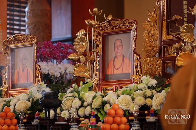 Hương án tôn trí di ảnh chư vị Pháp chủ đã viên tịch Hương án tôn trí di ảnh chư vị Pháp chủ đã viên tịch