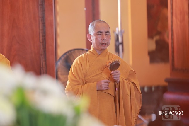 Nghi thức có các điệu tán rơi, tán trạo, thán… truyền thống của nghi lễ Phật giáo Huế Nghi thức có các điệu tán rơi, tán trạo, thán… truyền thống của nghi lễ Phật giáo Huế